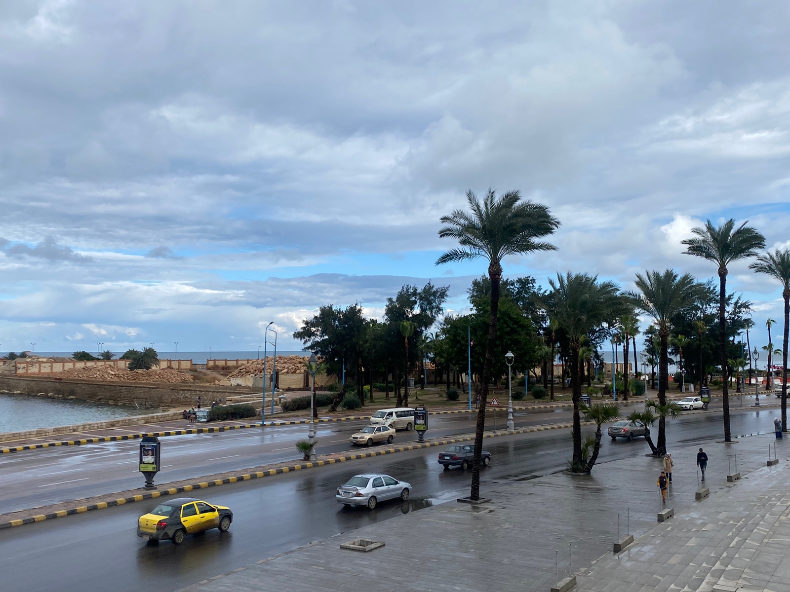 منخفض البحر المتوسط يصل الإسكندرية.. والأمطار تغرق الشوارع
