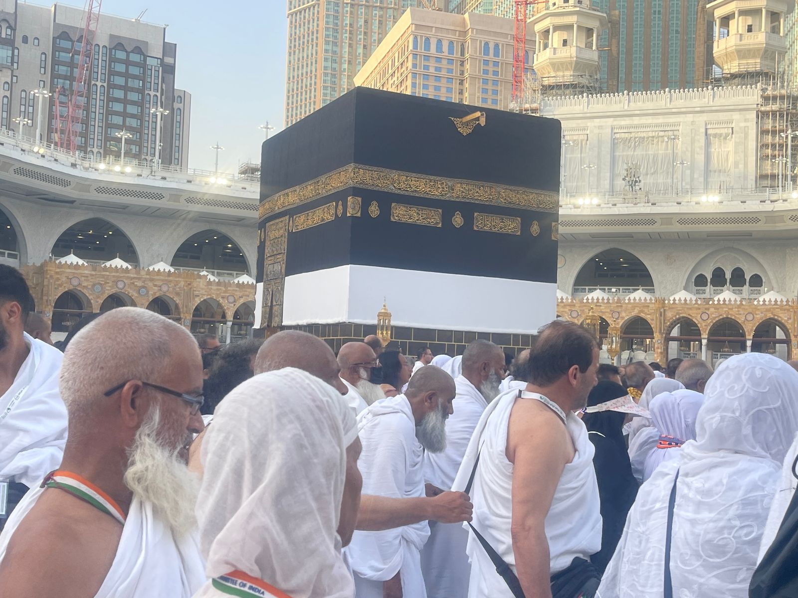آلاف الحجاج يؤدون طواف القدوم.. حول الكعبة ????.. تعددت ألسنتهم وتوحّدت قلوبهم على ذكر الله