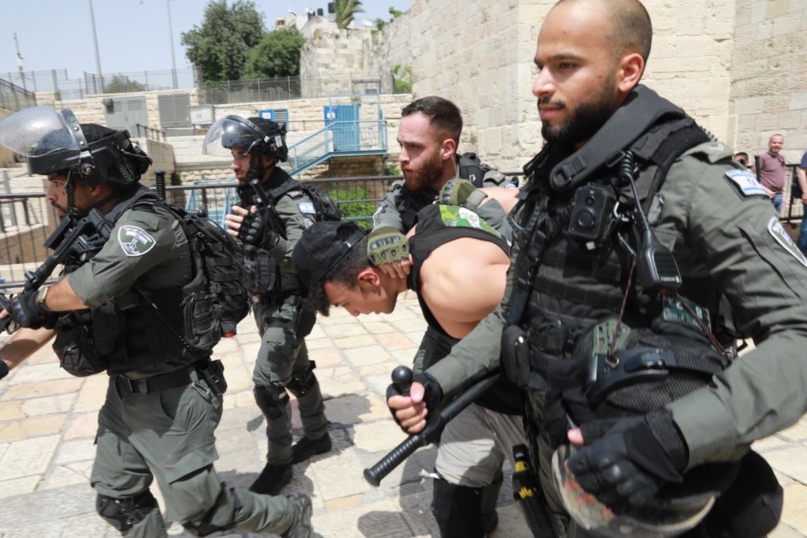 قوات الاحتلال تعتقل فلسطينيين بالقدس