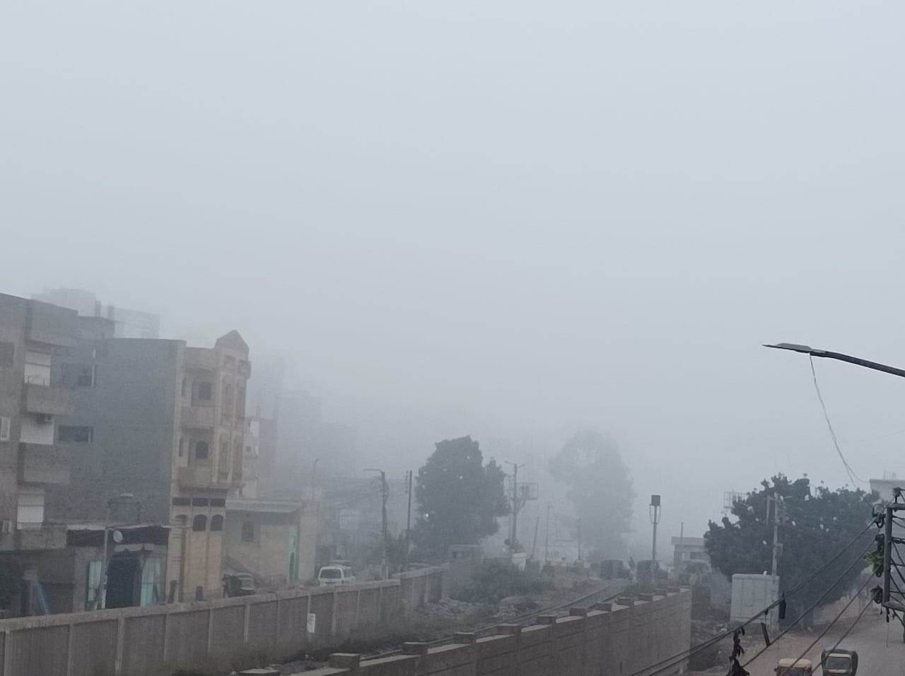 شبورة تصل لحد الضباب داخل المدن في الدقهلية