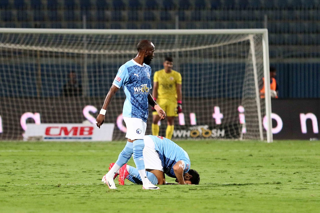 تحية من لاعبي الزمالك للجماهير بعد التعادل أمام بيراميدز 2/2.. ومشادات بين الجهازين الفنيين للفريقين