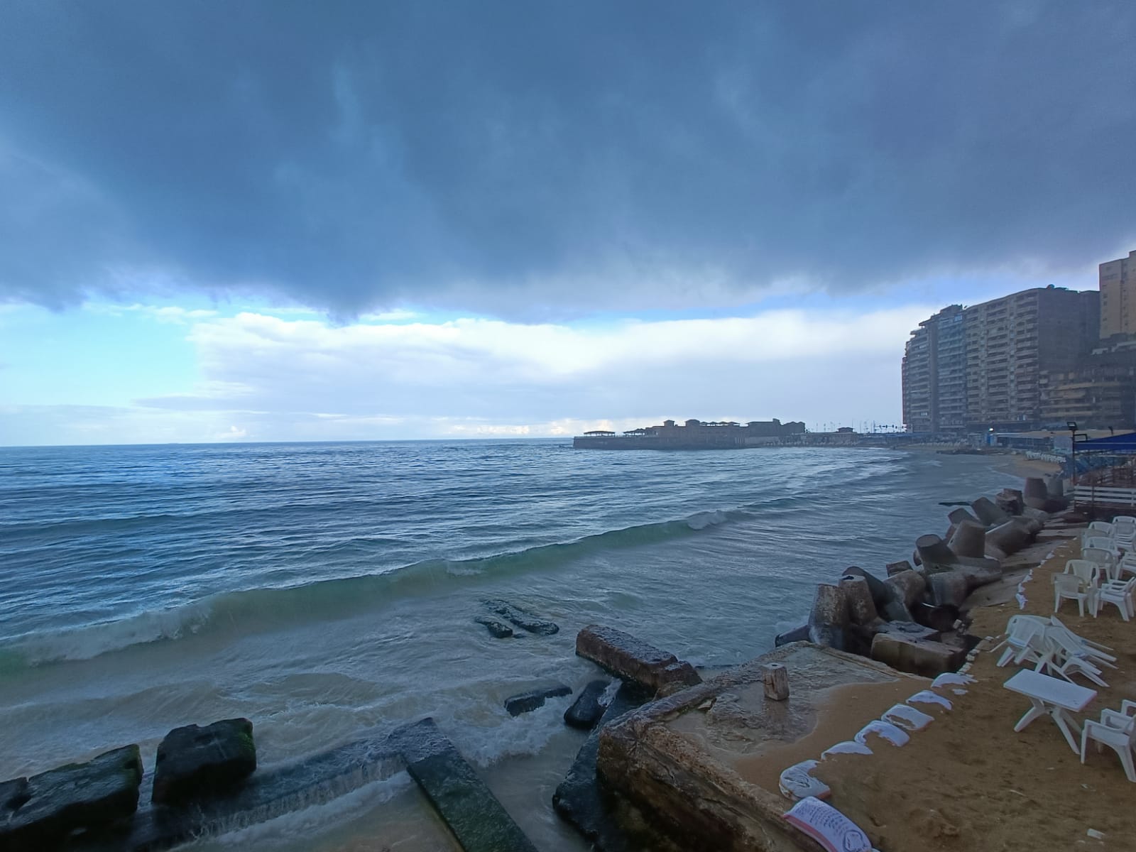 أمطار غزيرة تضرب الإسكندرية في اخر أيام نوة الشمس الصغرى.. وسحب كثيفة في السماء