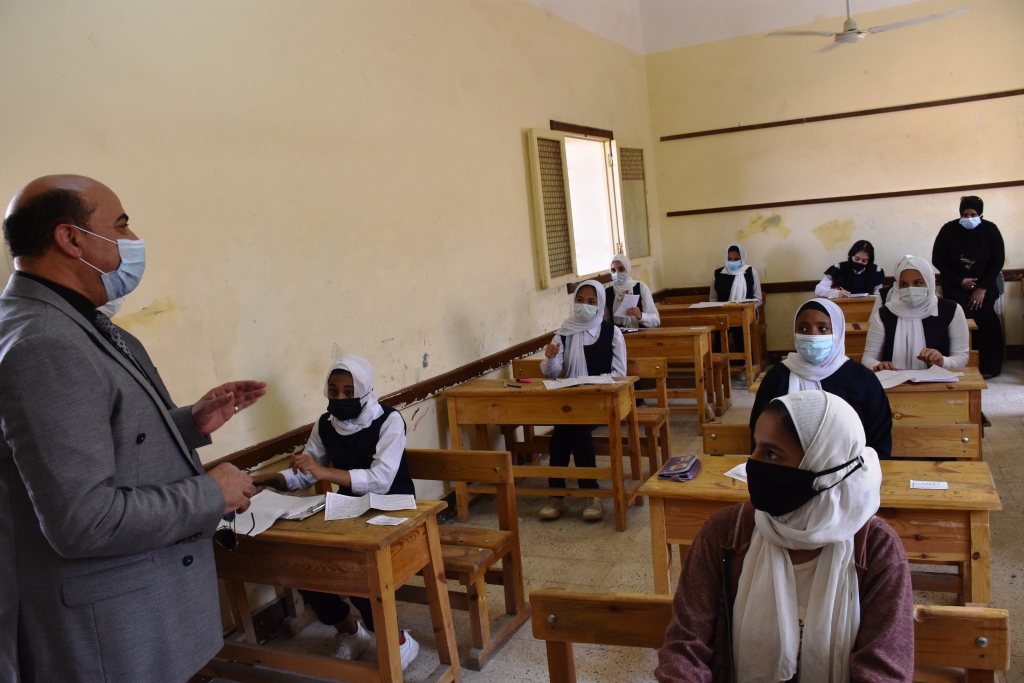 محافظ أسوان يتفقد لجان أمتحانات الشهادة الأعدادية