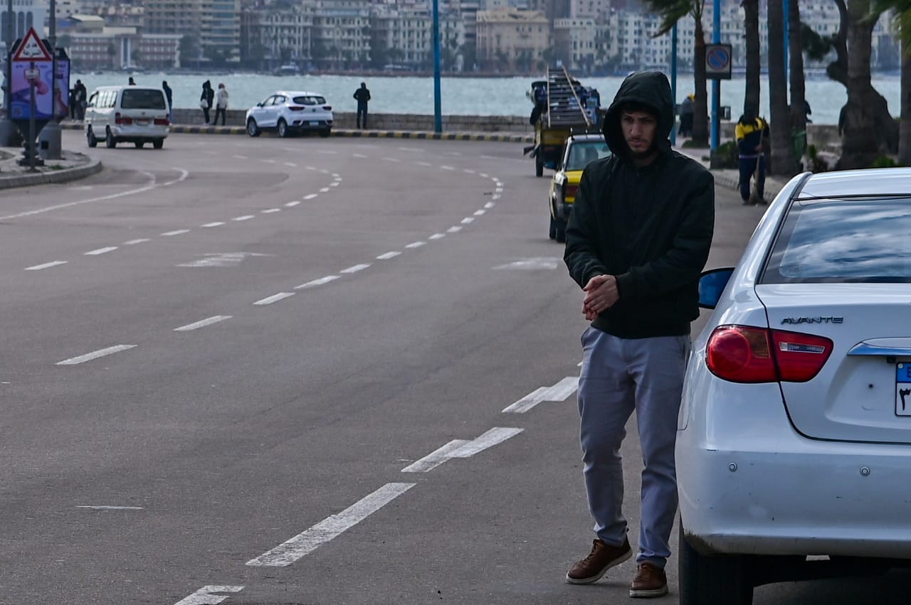 طقس شديد البرودة على كورنيش الإسكندرية.. «والناس في عز البرد يجروا يستخبوا»