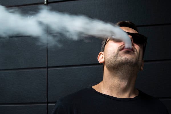 تدخين سيجارة إلكترونية