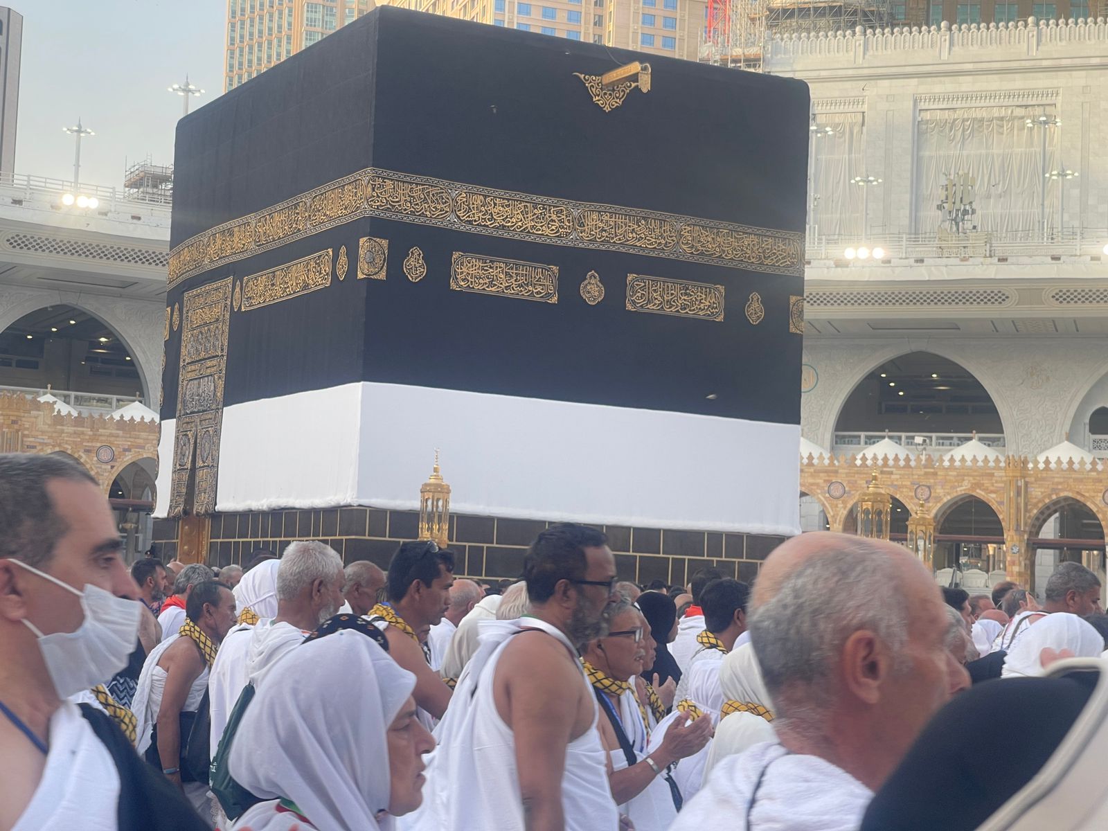 آلاف الحجاج يؤدون طواف القدوم.. حول الكعبة ????.. تعددت ألسنتهم وتوحّدت قلوبهم على ذكر الله
