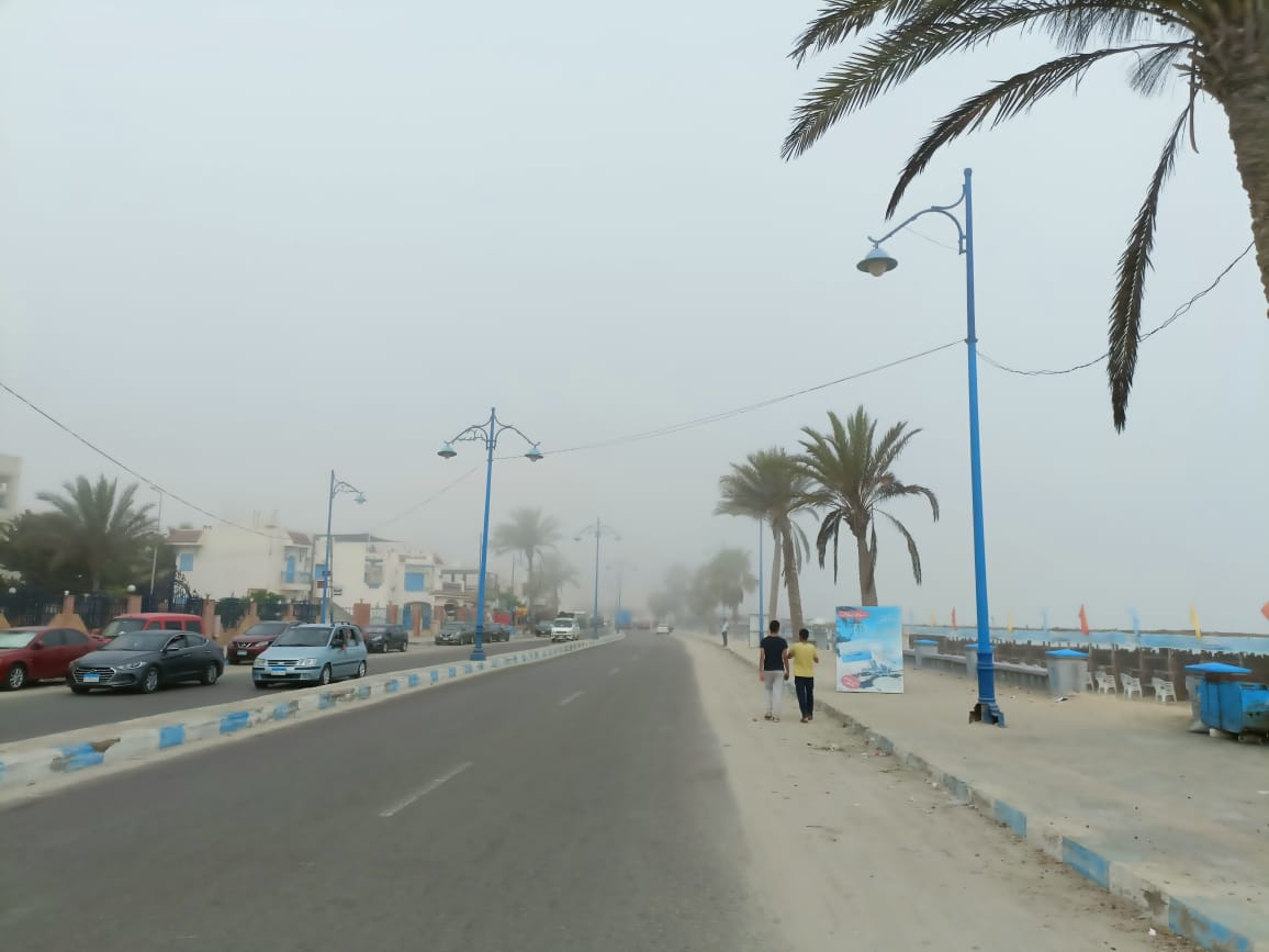 الشبورة تحاصر مرسى مطروح.. والمصطافون يهربون من حرارة الجو إلى الشواطئ