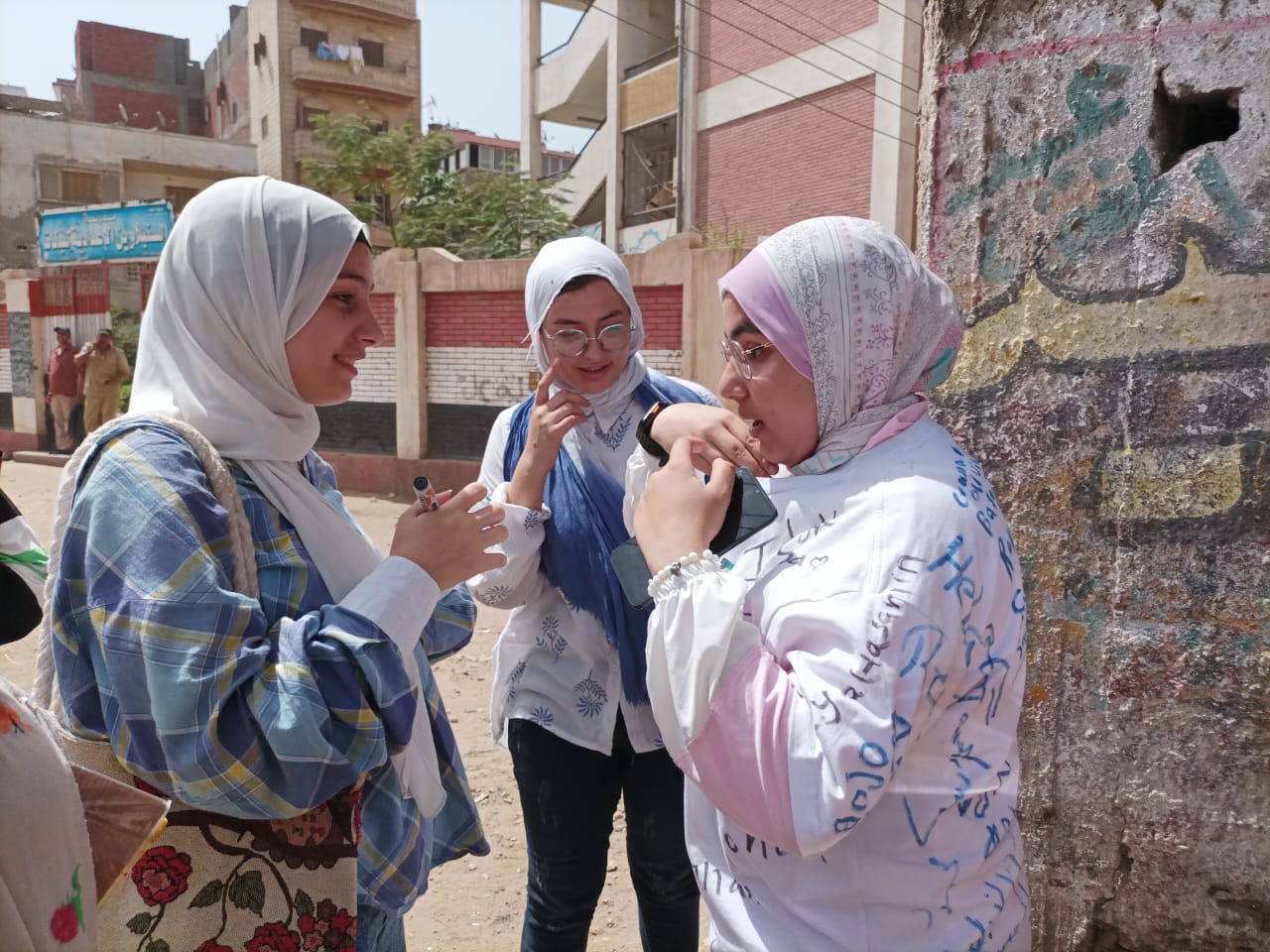 بتشيرت الذكريات والزغاريد فرحة طلاب الشهادة الاعدادية بعد انتهاء الامتحانات بالدقهلية