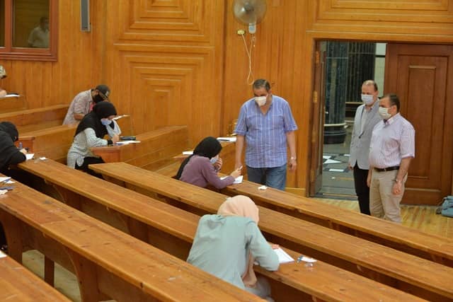 رئيس جامعة كفر الشيخ يتفقد امتحانات بكليتي الحاسبات والعلوم