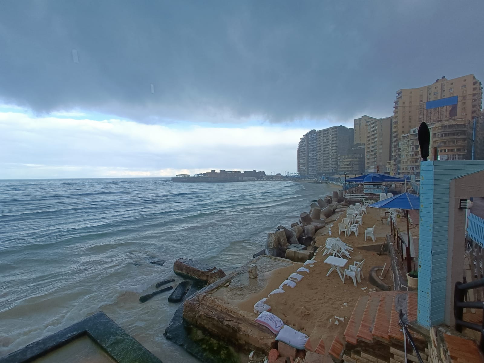 أمطار غزيرة تضرب الإسكندرية في اخر أيام نوة الشمس الصغرى.. وسحب كثيفة في السماء