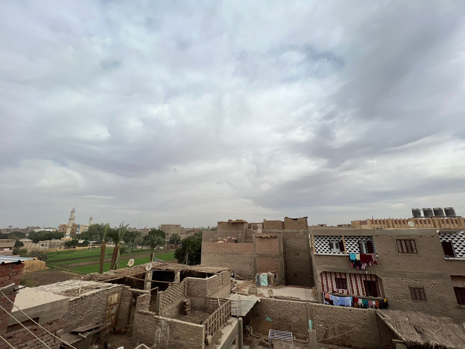 غيوم تغطي سماء أسيوط تتسبب في حجب آشعة الشمس يصاحبها انخفاض في دراجات الحرارة