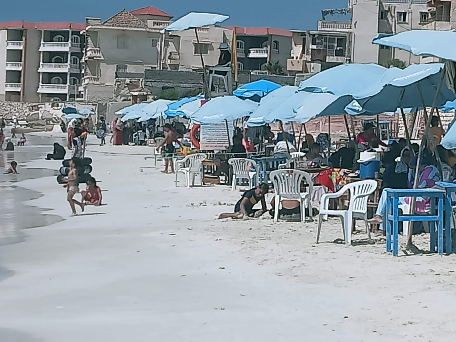الصيف والحر محتاج للبحر.. شواطئ الإسكندرية أفضل طريقة لمقاومة إرتفاع درجات الحرارة