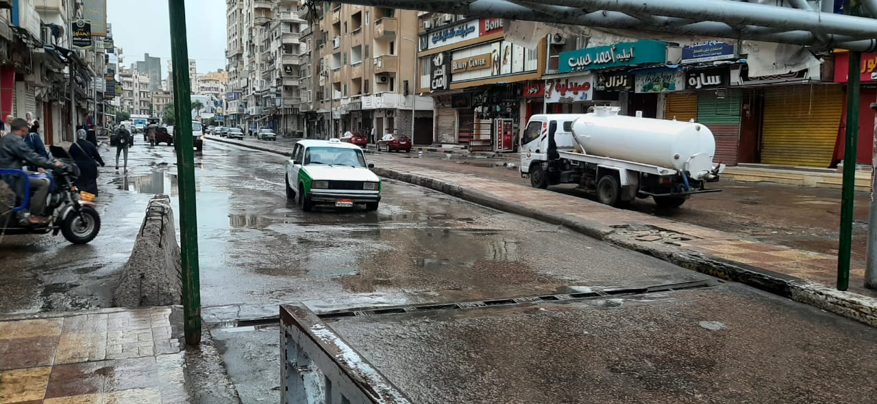 أمطار رعدية على البحيرة