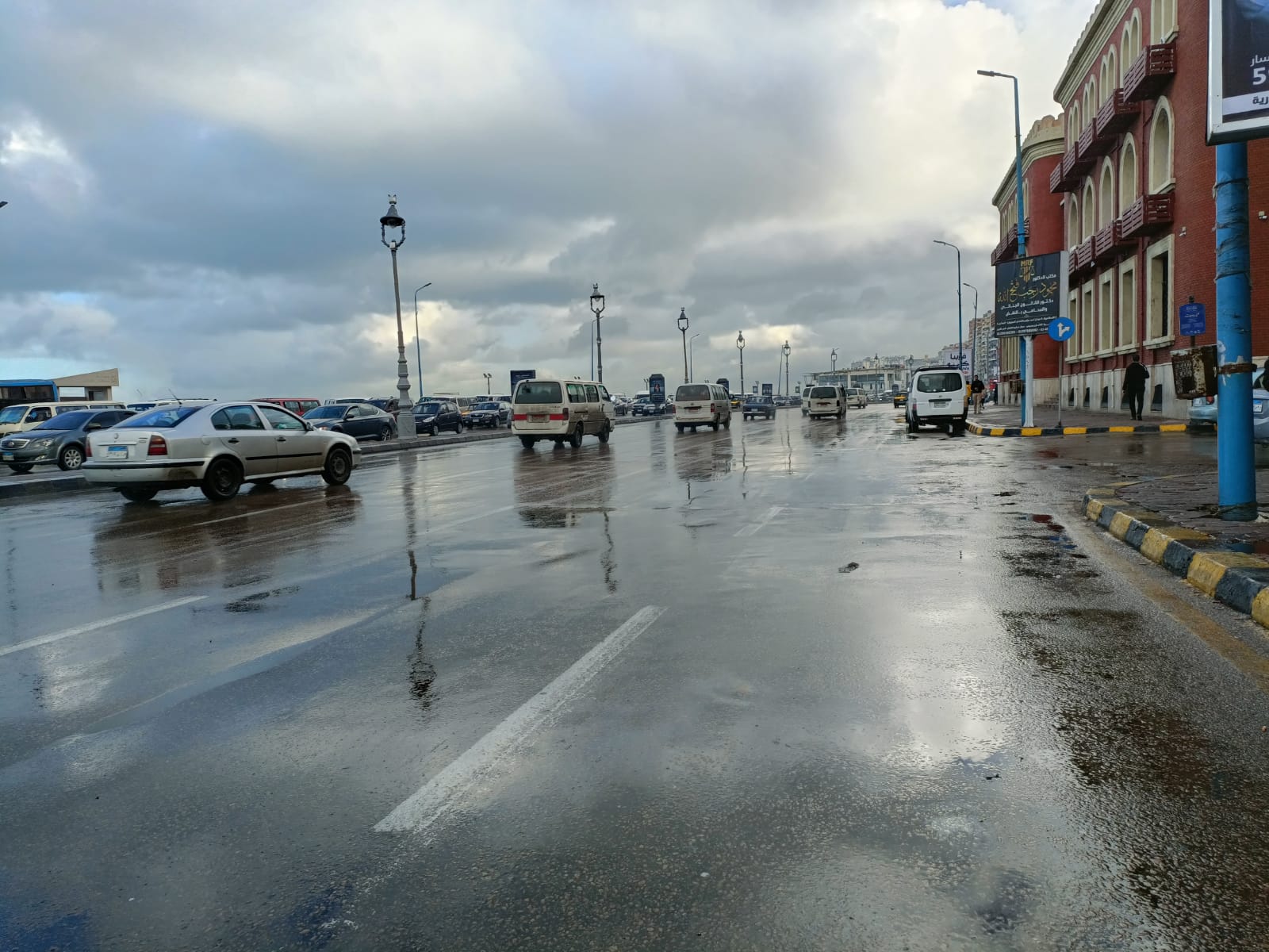 نوة الميلاد تلتحم في الفيضة الصغرى بأمطار غزيرة على الإسكندرية وارتفاع أمواج