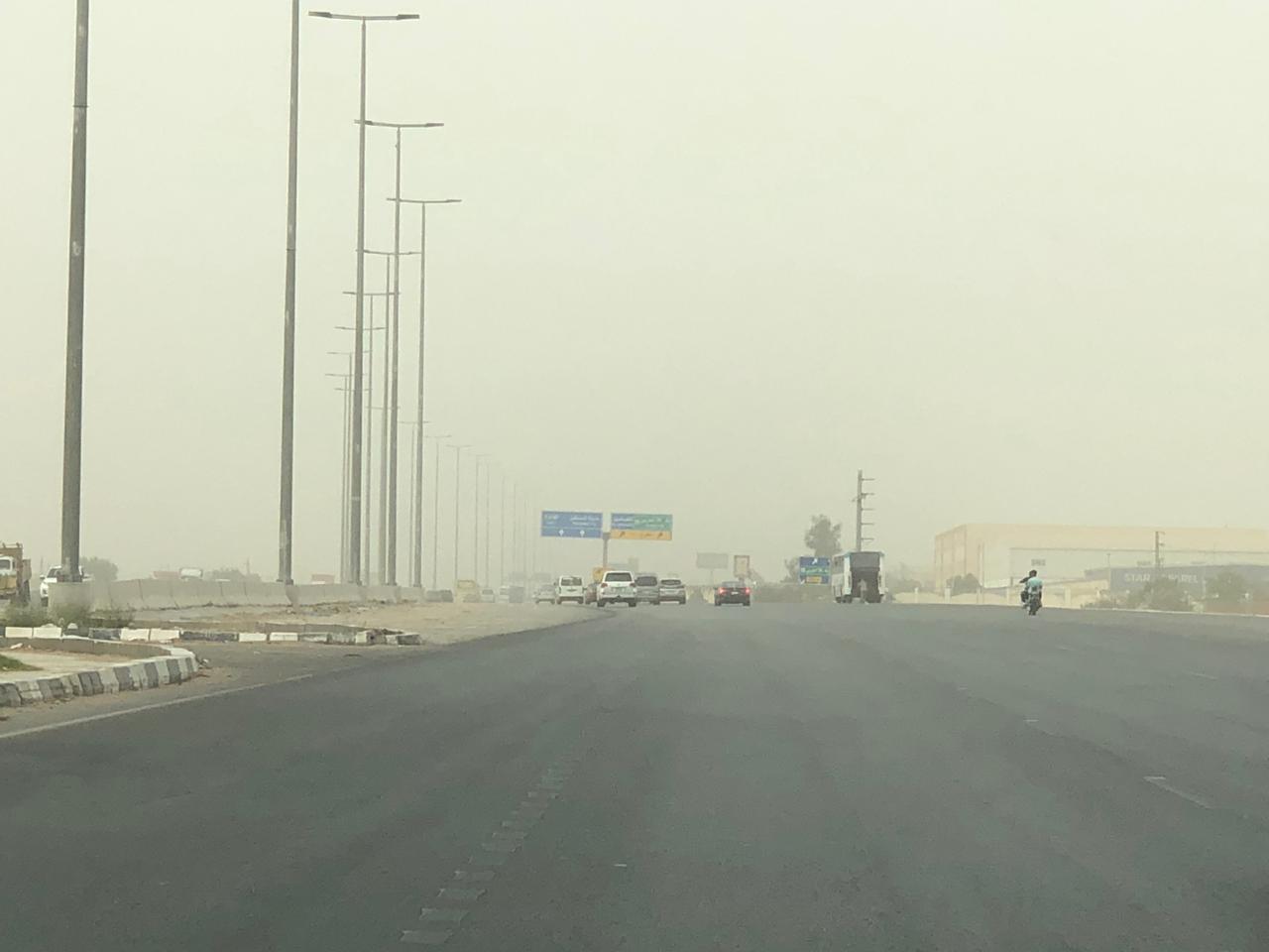 عاصفة ترابية تضرب بعض المحافظات.. وزيادة سرعة الرياح علي طريق الإسماعيلية الصحراوي