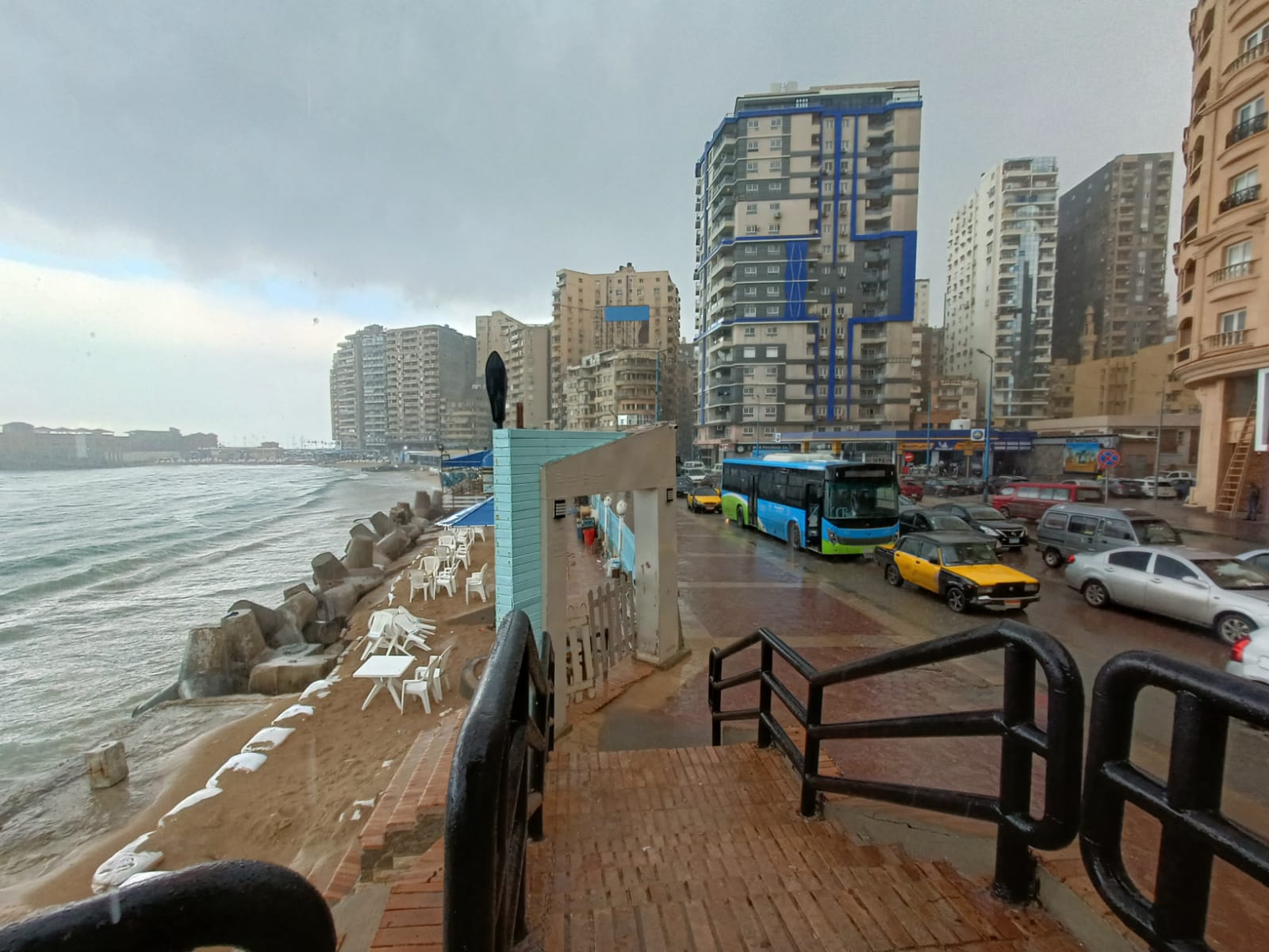 أمطار غزيرة تضرب الإسكندرية في اخر أيام نوة الشمس الصغرى.. وسحب كثيفة في السماء