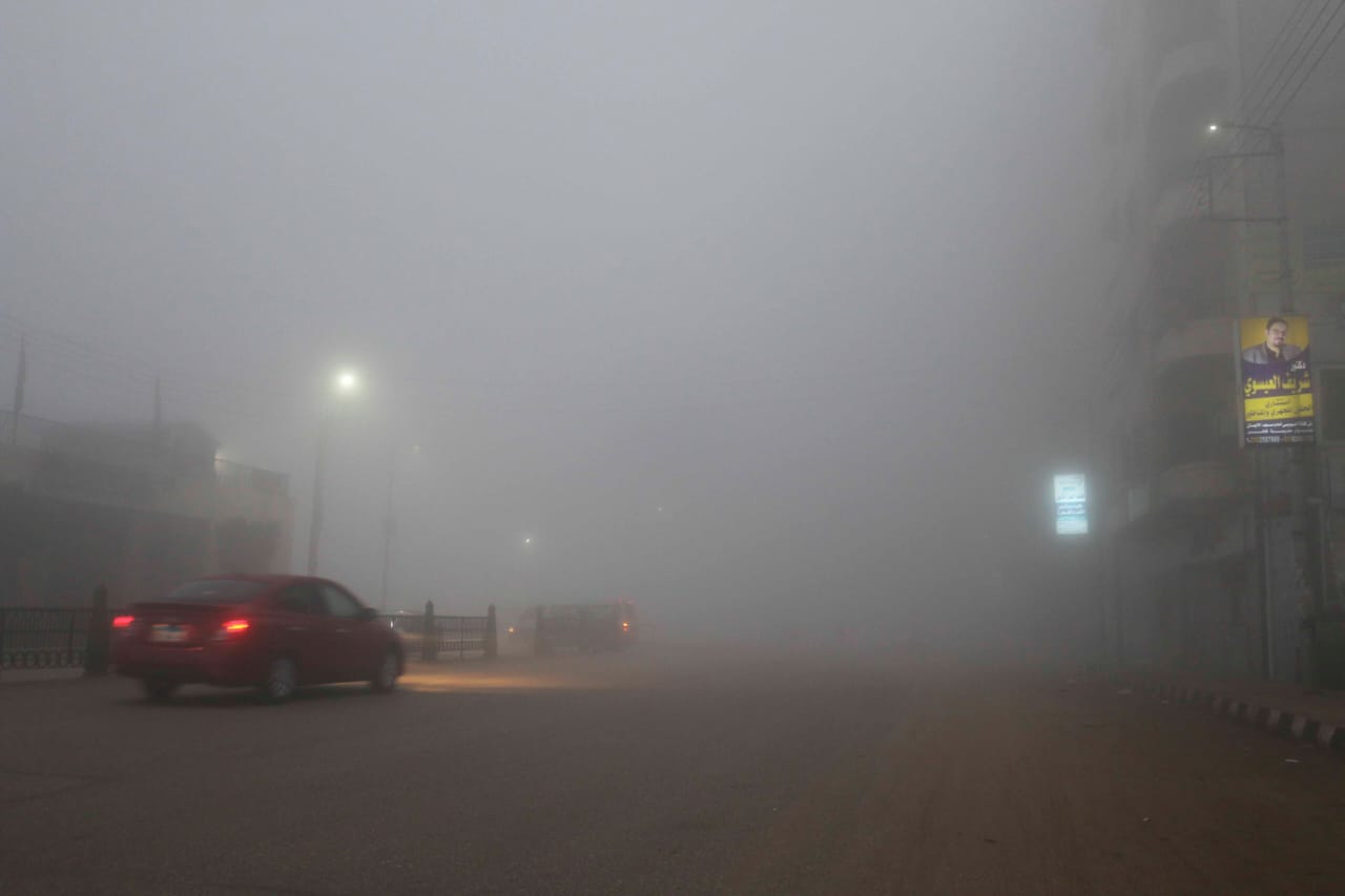 شبورة كثيفة تغطي شوارع المنصورة
