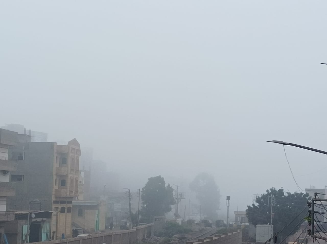 شبورة تصل لحد الضباب داخل المدن في الدقهلية
