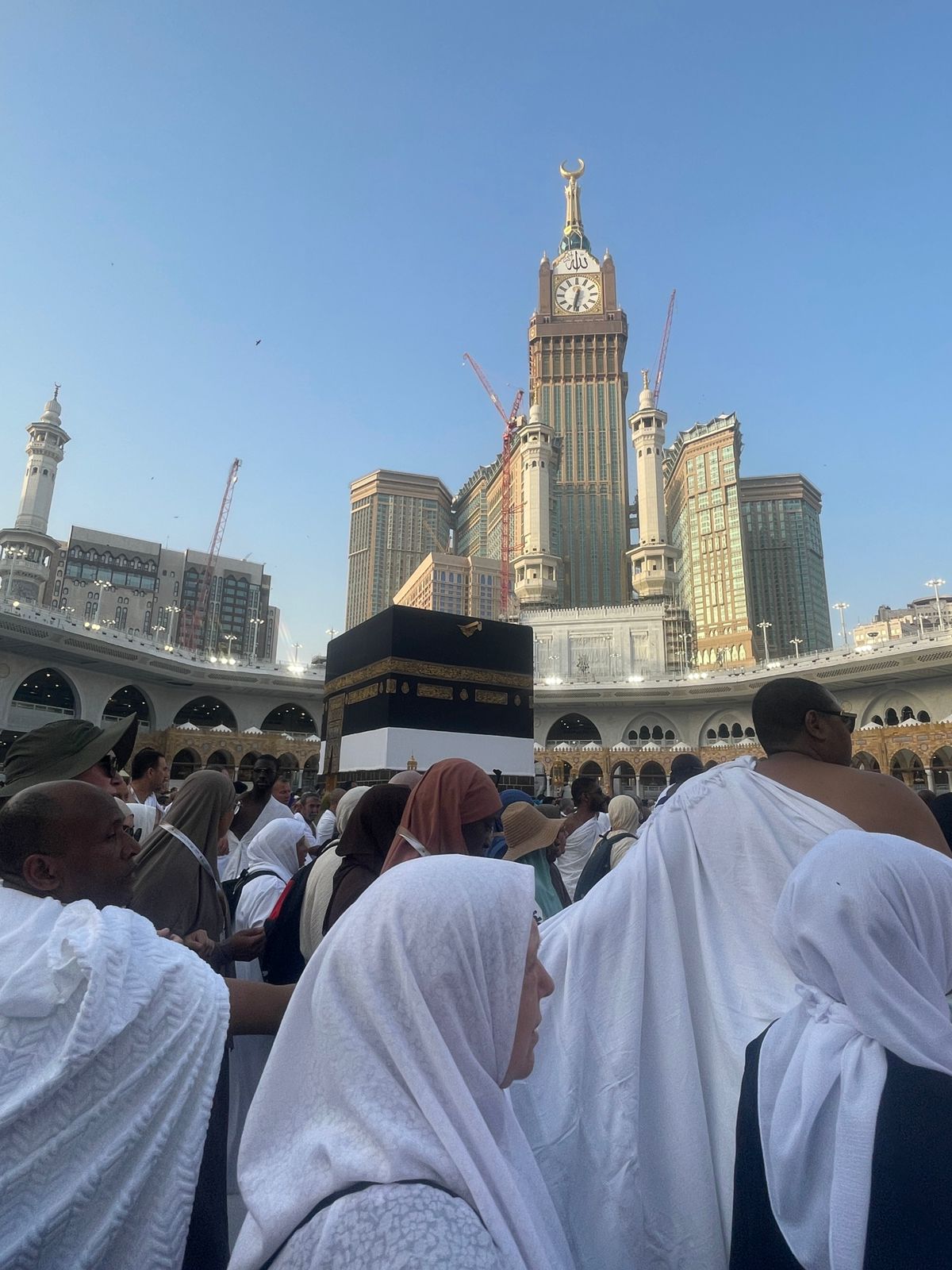 آلاف الحجاج يؤدون طواف القدوم.. حول الكعبة ????.. تعددت ألسنتهم وتوحّدت قلوبهم على ذكر الله