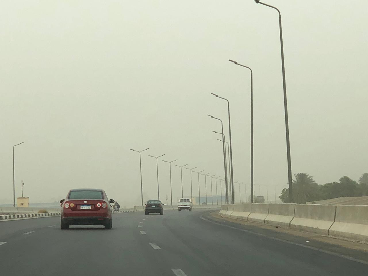 عاصفة ترابية تضرب بعض المحافظات.. وزيادة سرعة الرياح علي طريق الإسماعيلية الصحراوي