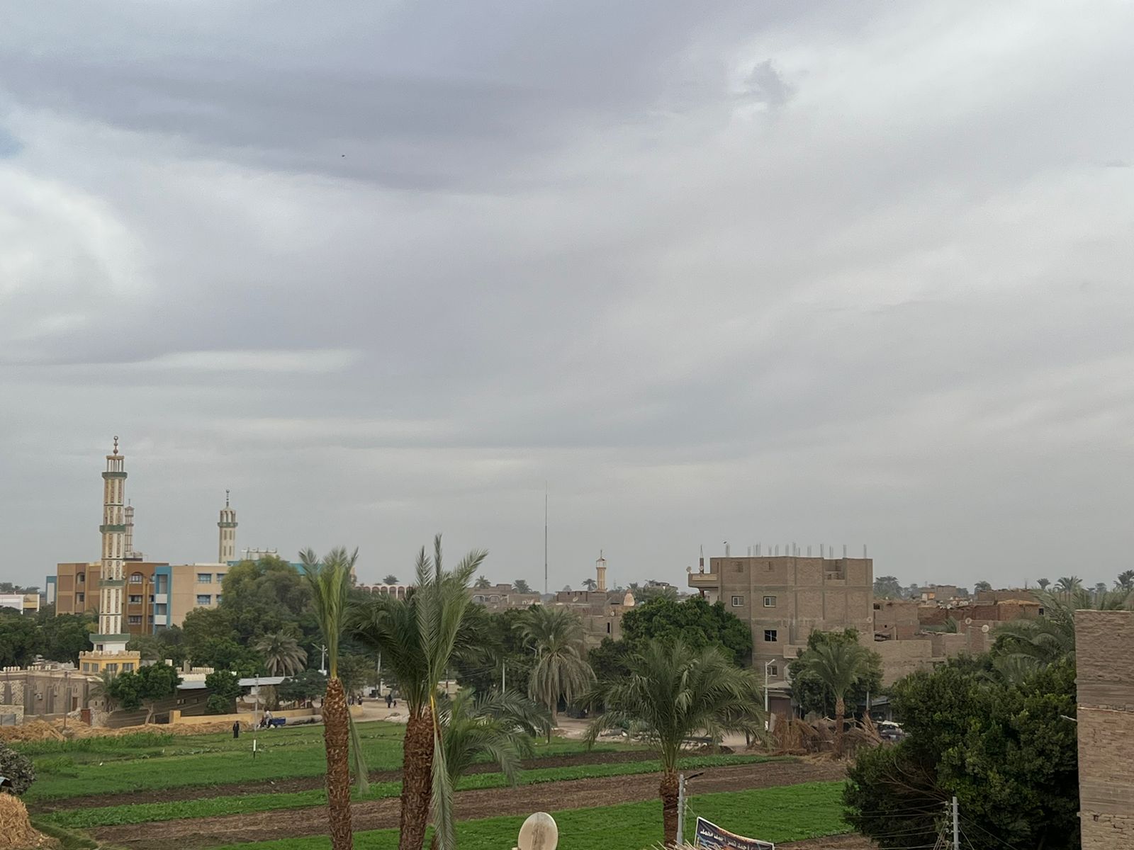 غيوم تغطي سماء أسيوط تتسبب في حجب آشعة الشمس يصاحبها انخفاض في دراجات الحرارة
