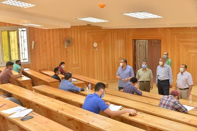 رئيس جامعة كفر الشيخ يتفقد امتحانات بكليتي الحاسبات والعلوم