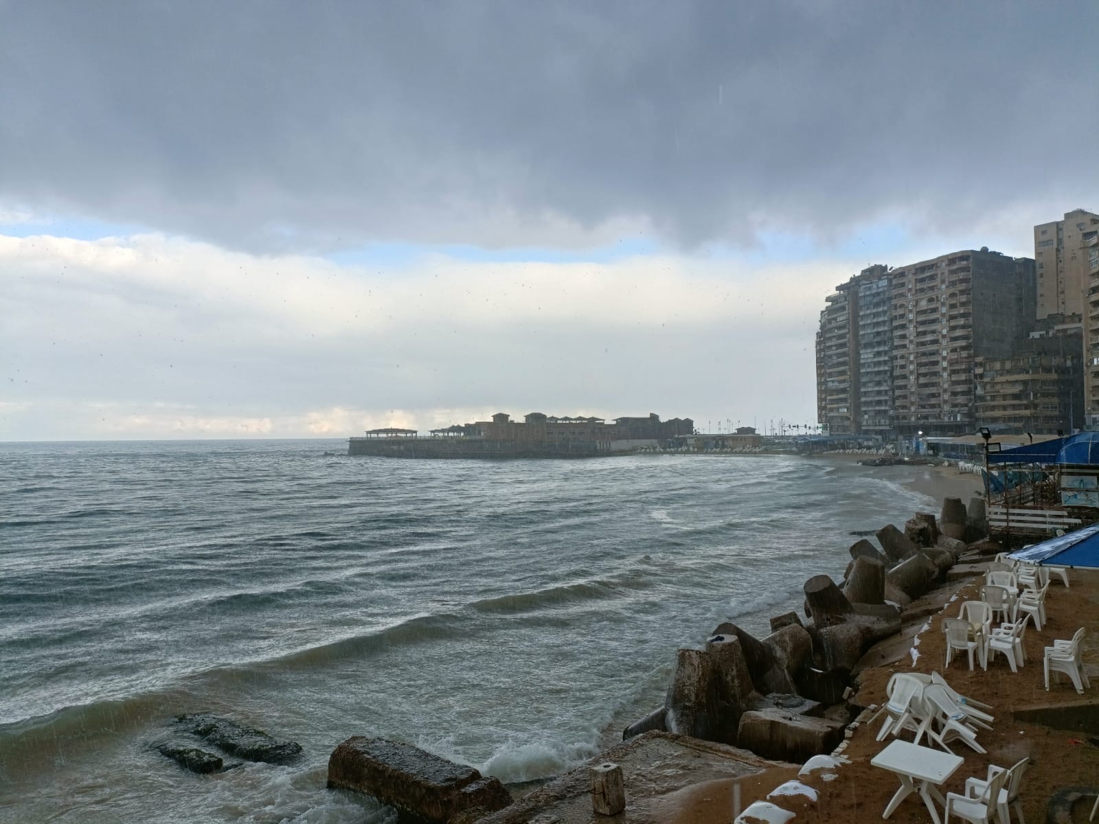 أمطار غزيرة تضرب الإسكندرية في اخر أيام نوة الشمس الصغرى.. وسحب كثيفة في السماء