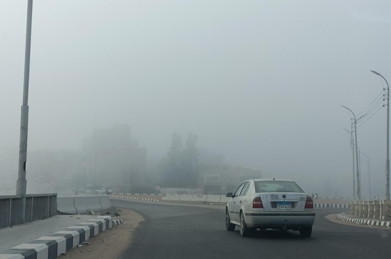 شبورة كثيفة تحجب الرؤية على طريق الإسماعيلية الزقازيق الزراعي