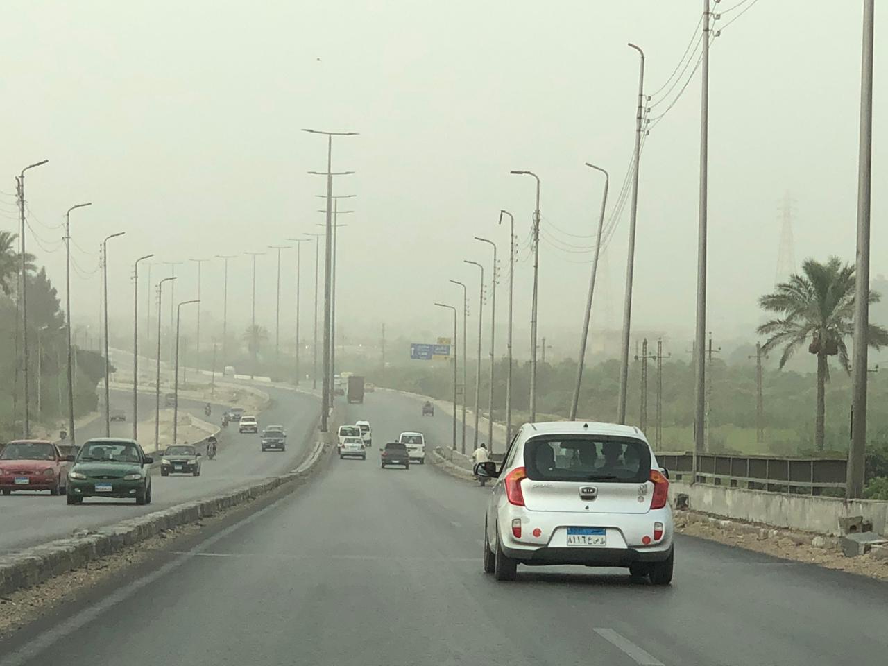 عاصفة ترابية تضرب الإسماعيلية.. ورياح على الطريق الصحراوي