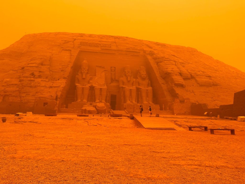 عاصفة ترابية تغطي مدينة أبوسمبل بأسوان .. وتحول الجو إلى اللون البنفسجي