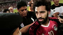 بالصور| صلاح يظهر مع زوجته في مدرجات معلب أنفيلد لمؤازرة ليفربول أمام إيفرتون