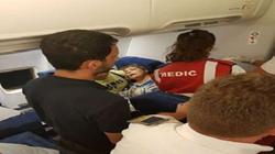 بالفيديو.. ركاب طائرة يدافعون عن أسرة مصرية تعدى عليها الأمن الروماني