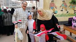 الغربية: الشرطة توزع الحلوى والأعلام على الناخبين