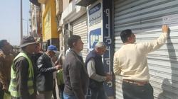 حملة لتنفيذ 22 قرار غلق وتشميع للمحلات المخالفة بمدينة دمياط الجديدة