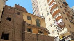 إزالة أجزاء من عقار تمثل خطورة داهمة على المارة بالإسكندرية