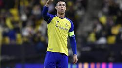 تصرف غريب من رونالدو يثير حيرة الجماهير.. ما سر حديثه مع نفسه؟