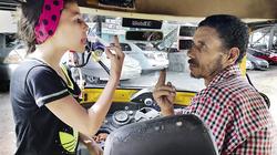 سائق «توك توك» من الصم والبكم يعمل بمساعدة ابنته: هى لسانى وودانى