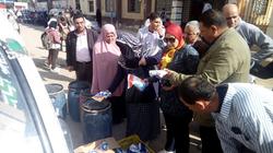 بالصور| قافلة غذائية بأسعار مخفضة لمحاربة الغلاء في الحامول بكفر الشيخ