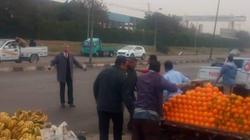 ضابط يعيد عربة فاكهة مصادَرة لـ3 يتيمات