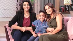 بالفيديو| "الشاذلي" و"صبري" تلتقطان صورة مع بطل إعلان محاربة "السرطان"