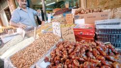 التمور تغزو الأسواق مع قرب رمضان.. والغرف التجارية: إقبال كبير من الجمهور