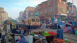 فى مصر فقط.. أسواق على «قضبان الموت»