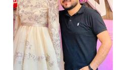 «تامر» يبدع في تصميم وخياطة الفساتين: «بدأت الشغلانة من صغري.. ولقيت شغفي»