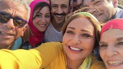 ليلى علوي تلتقط صورة "سيلفي" مع فريق عمل "الماء والخضرة والوجه الحسن"