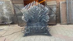 «طارق» حداد بدرجة فنان.. صنع نموذجا لعرش «Game Of Thrones»