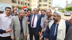 النساء يستقبلن محافظ البحيرة بالزغاريد أمام لجان الأبعادية في دمنهور