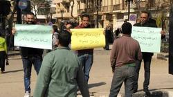 بالصور| مواطنون يحتفلون بحكم مصرية تيران وصنافير أمام محطة السكة الحديد بالأقصر