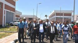 محافظ الشرقية يتفقد الأعمال الجارية بمحطة مياه مشتول السوق