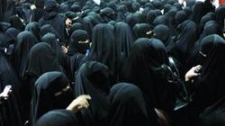 بالصور| محل حلويات يتسبب في حدوث تكدس مروري بالدمام