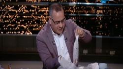القرموطي يصطحب "سمكة" على الهواء: "خياشمها عاملة شغل"